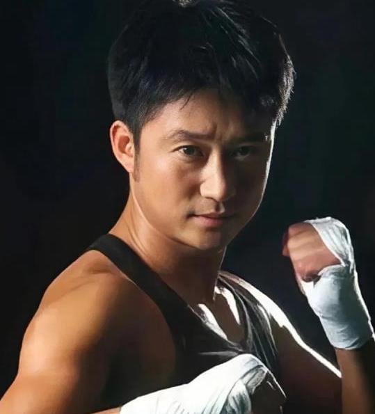 包含夺冠首场状态出色，勇士观众沸腾！，Uzi重返赛场赢得满堂喝彩的词条